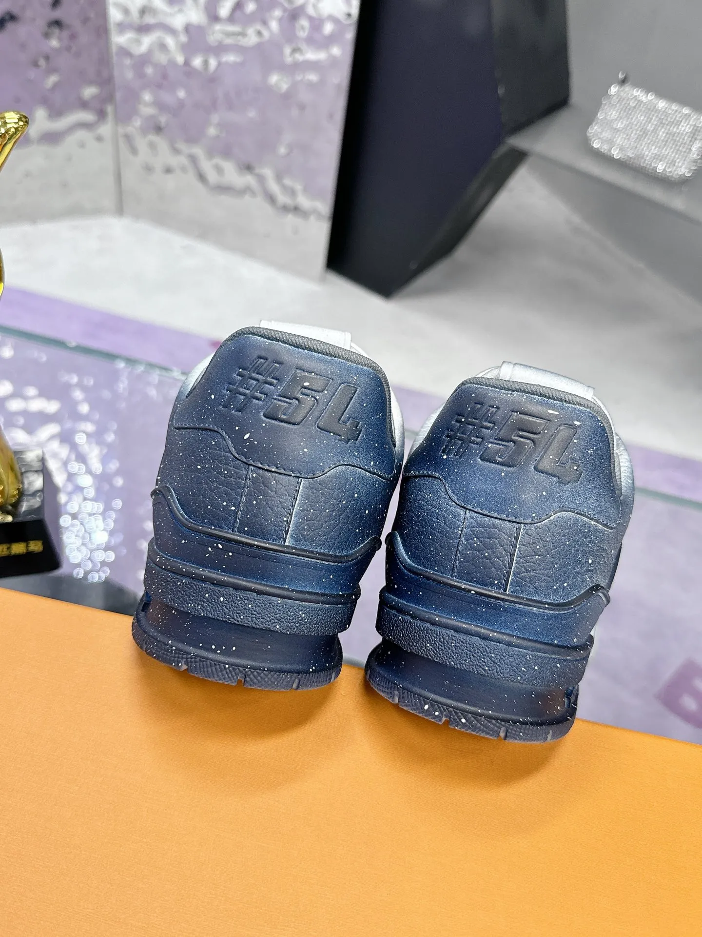 Men's men's shoes💰840❤️❤️❤️ (craft style, hand-rubbed, distressed, solid color, couple style) Original development, quality shipment, welcome to compare ❥❥❥❥❥❥LV sneaker series LV Trainer Maxi sneakers introduce the loose silhouette of the ready-to-wear series into the LV Trainer sneaker design written by Virgil Abloh, making an eye-catching appearance at the 2023 spring and summer men's wear show. The cow leather upper is combined with rough fabric laces, and colorful beading highlights the brand's classic elements. LV letters mark the tongue and Monogram floral outsole. Mixed materials Made of first-layer cowhide, wrapped in imported custom-printed denim, thick shoelace design, large Monogram print on the side, "lv 54" badges on the tongue and heel, rubber outsole decorated with Monogram flowers, mesh lining and cotton feet, the comfort is as extreme as ever, premium heritage, quality first, worth owning! Size: 35-40 for women, 39-44 for men (45 and 46 are custom-made and non-returnable) ♡Full set of packaging with original gift box